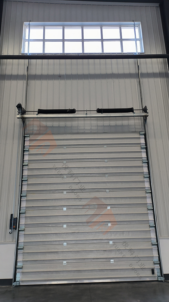 與工業（yè）提升門和卷簾（lián）門相比，工業提升門（mén）和卷簾門